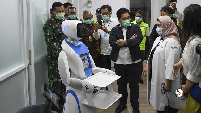 Menteri BUMN Erick Thohir (tengah) berbincang dengan petugas medis saat mengecek kesiapan di salah satu ruang modular di Rumah Sakit Pertamina Jaya, Cempaka Putih, Jakarta, Senin (6/4/2020). Rumah Sakit darurat COVID-19 tersebut berkapasitas sebanyak 160 tempat tidur dalam ruangan dan 65 kamar isolasi bertekanan negatif untuk merawat pasien positif COVID-19 sesuai standar yang ditetapkan oleh Organisasi Kesehatan Dunia atau WHO. ANTARA FOTO/M Risyal Hidayat/wsj.