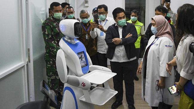 KESIAPAN RUMAH SAKIT PERTAMINA JAYA RAWAT PASIEN COVID-19 Menteri BUMN Erick Thohir (tengah) berbincang dengan petugas medis saat mengecek kesiapan di salah satu ruang modular di Rumah Sakit Pertamina Jaya, Cempaka Putih, Jakarta, Senin (6/4/2020). Rumah Sakit darurat COVID-19 tersebut berkapasitas sebanyak 160 tempat tidur dalam ruangan dan 65 kamar isolasi bertekanan negatif untuk merawat pasien positif COVID-19 sesuai standar yang ditetapkan oleh Organisasi Kesehatan Dunia atau WHO. ANTARA FOTO/M Risyal Hidayat/wsj.