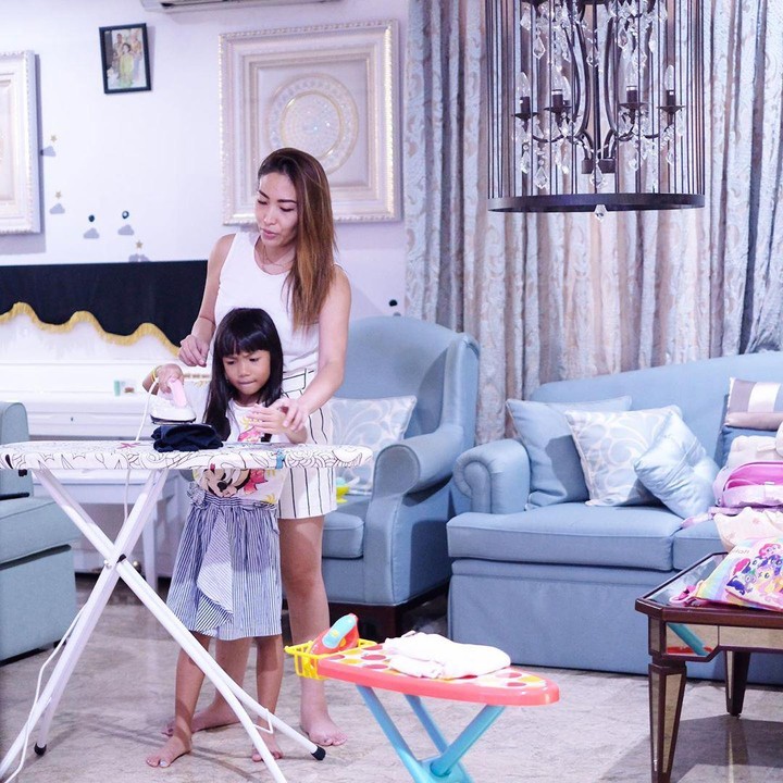 <p>Selain membersihkan rumah, Ayu pun mengajarkan sang buah hati menyetrika baju bersama. (Foto: Instagram @mrsayudewi)</p>