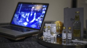 FOTO: Gin Tasting Online, Cara Baru Cicip Miras di Bar