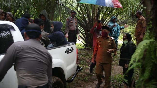 Atas inisiatif sendiri, delapan pemuda Aceh mengisolasi diri di hutan setibanya dari Jakarta. Mereka tak ingin warga kampung takut akan kehadirannya.
