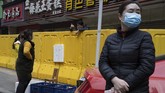 Dua bulan setelah menerapkan barikade ketat, upaya ini diyakini berhasil menekan penyebaran virus corona yang menurun drastis dalam beberapa pekan terakhir. (AP Photo/Ng Han Guan)