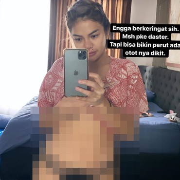 Nikita Mirzani Pamer Tubuh Seksi Hingga Celana Dalam Kelihatan