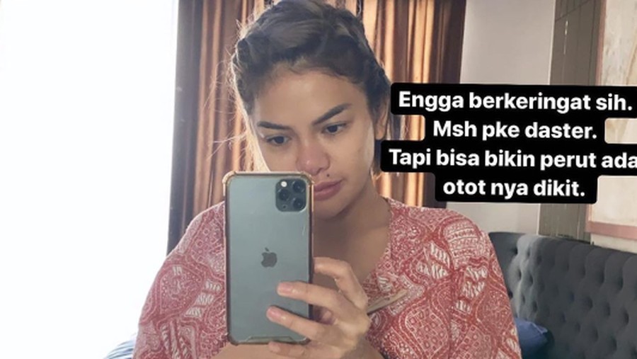 Nikita Mirzani Pamer Tubuh Seksi Hingga Celana Dalam Kelihatan