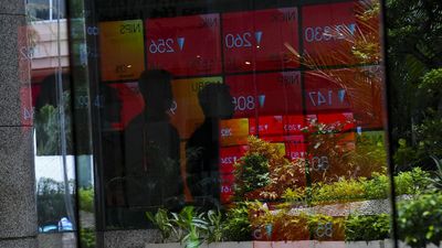 Refleksi dari layar yang menampilkan pergerakan saham di gedung Bursa Efek Indonesia, Jakarta, Kamis (19/3/2020). Indeks Harga Saham Gabungan (IHSG) melemah pada penutupan sesi awal di level 4.099,09,