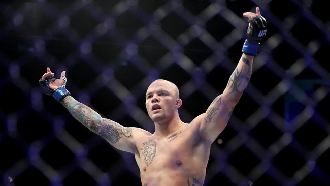 Bintang UFC, Anthony Smith mengaku harus bertarung sengit lawan seorang penyusup yang masuk ke dalam rumahnya pada Senin dini hari.