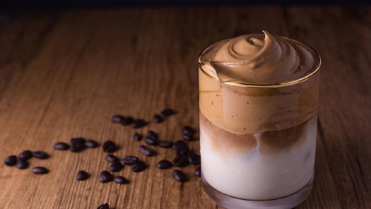 Dalgona Coffee, kopi kekinian tengah hit ini cocok menemani Bunda yang sedang di rumah saja. Cara membuatnya gampang lho. Yuk cek resepnya di sini.