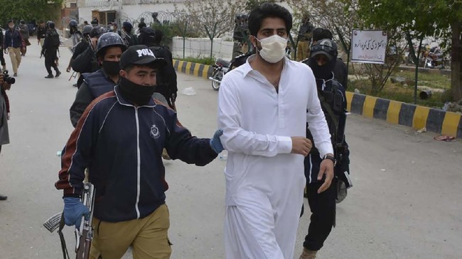 Policemen arrest a doctors in the course of a protest during a government-imposed nationwide lockdown as a preventive measure against the COVID-19 coronavirus, in Quetta on April 6, 2020. - Authorities in Pakistan's southwestern city of Quetta arrested more than 50 doctors protesting against the unavailability of safety equipment, police and physicians said on April 6. (Photo by Banaras KHAN / AFP)