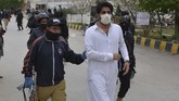 Pimpinan polisi, Abdul Razzaq Cheema mengatakan pihaknya menangkap 53 dokter atas tuduhan melangar hukum. (Banaras KHAN/AFP)