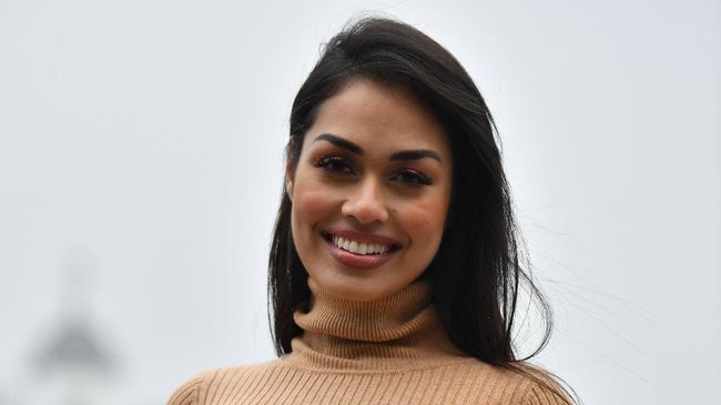 Miss England 2019 Bhasha Mukherjee memutuskan untuk menanggalkan mahkota dan selempangnya lalu kembali berkarier sebagai dokter.