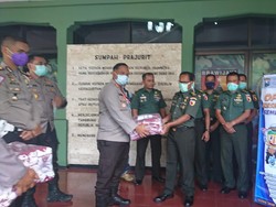 Polisi Tulungagung Salurkan Bantuan Masker dan APD ke Kodim dan Puskesmas