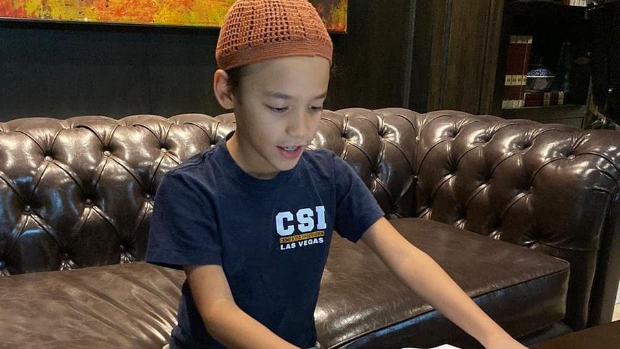 Noah Sinclair banjir pujian karena tetap belajar mengaji secara online di tengah pandemi corona.