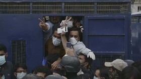 FOTO: 53 Dokter di Pakistan Ditangkap usai Tuntut Suplai APD