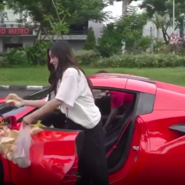 Viral Shandy Purnamasari Bagi-bagi Nasi Bungkus Naik Mobil Ferrari