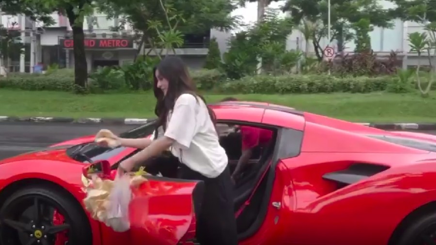 Viral rekaman video crazy rich Surabaya Shandy Purnamasari saat bagi-bagi nasi bungkus pakai mobil Ferrari.
