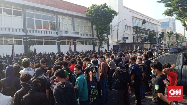 Ribuan orang dari perguruan Pagar Nusa berdemo di Mapolrestabes Surabaya meminta penuntasan kasus pengeroyokan yang menewaskan rekan mereka.