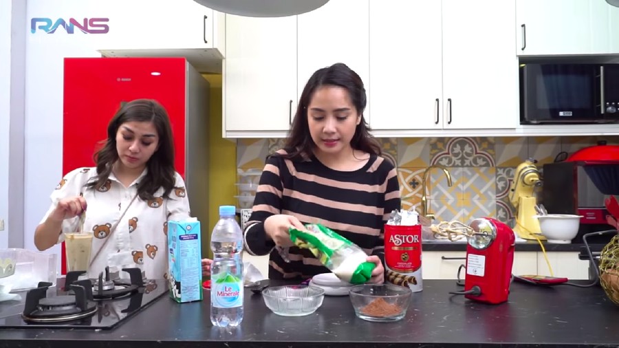 Ekspresi Nagita Slavina Sukses Bikin Dalgona Coffee Jadi Sorotan Nagita Slavina sukes bikin Dalgona Coffee.