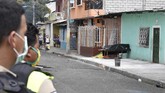 FOTO: Jasad Korban Corona di Ekuador Terlantar di Jalan Sejumlah jenazah yang meninggal karena pandemi virus corona terbungkus plastik tergelatak tak terurus di jalanan Guayaquil, Ekuador.