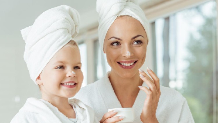 Meskipun saat ini Bunda harus di rumah saja, bukan berarti harus berhenti memakai skincare ya. Setidaknya ada 4 produk yang disarankan tetap dipakai.