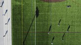 Selama karantina tak lantas menjadi alasan tubuh tidak fit. Anak-anak di Boston tetap berlatih sepak bola dengan menerapkan social distancing. (AP Photo/David Goldman)