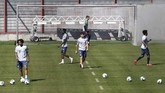 FOTO: Bayern Munchen Berlatih di Tengah Pandemi Virus Corona Bayern Munchen kembali berlatih meski Bundesliga Jerman disetop sementara untuk menekan penyebaran pandemi virus corona.