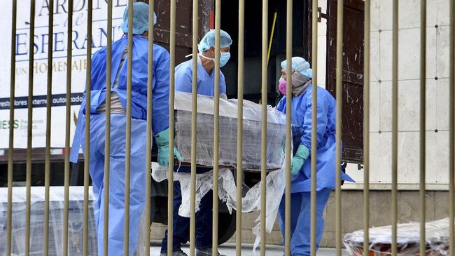 Ekuador Pindahkan Hampir 800 Jasad Terlantar akibat Corona Satgas kepolisian dan militer Ekuador mengatakan telah memindahkan hampir 800 jasad yang sempat terlantar di jalanan dan rumah warga di Guayaquil.