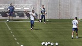 FOTO: Bayern Munchen Berlatih di Tengah Pandemi Virus Corona Bayern Munchen kembali berlatih meski Bundesliga Jerman disetop sementara untuk menekan penyebaran pandemi virus corona.