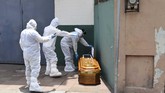 FOTO: Jasad Korban Corona di Ekuador Terlantar di Jalan Sejumlah jenazah yang meninggal karena pandemi virus corona terbungkus plastik tergelatak tak terurus di jalanan Guayaquil, Ekuador.
