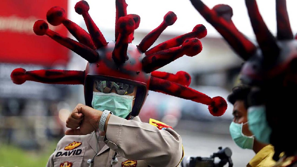 FOTO: Helm Unik Polisi Mojokerto saat Kampanye Bahaya Corona