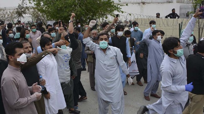 Doctors and paramedics shout slogans in the course of a protest during a government-imposed nationwide lockdown as a preventive measure against the COVID-19 coronavirus, in Quetta on April 6, 2020. - Authorities in Pakistan's southwestern city of Quetta arrested more than 50 doctors protesting against the unavailability of safety equipment, police and physicians said on April 6. (Photo by Banaras KHAN / AFP)