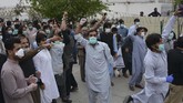 Sekitar 53 dokter di Pakistan ditangkap oleh polisi pada Senin (6/4) usai mengelar aksi unjuk rasa memprotes minimnya alat pelindung diri (APD). (Banaras KHAN/AFP)