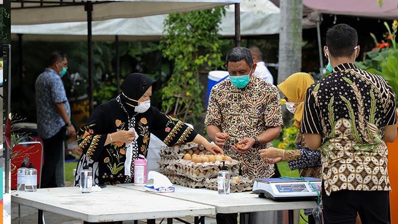 Sudah hampir setengah bulan hiruk-pikuk Balai Kota Surabaya kian ramai di pagi hari.