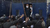 Juru bicara pemerintah Balochistan, Liaqat Shehwani mengatakan para dokter memprotes minimnya suplai APD seperti masker hingga pakaian medis ketika merawat pasien Covid-19. (Banaras KHAN/AFP)