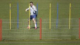 FOTO: Bayern Munchen Berlatih di Tengah Pandemi Virus Corona Bayern Munchen kembali berlatih meski Bundesliga Jerman disetop sementara untuk menekan penyebaran pandemi virus corona.