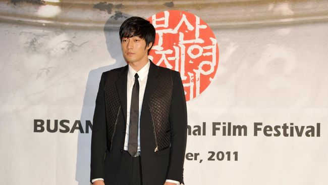 So Ji-sub resmi menikah dengan Jo Eun-jung pada hari ini, Selasa (7/4), dan mengumumkannya melalui sepucuk surat kepada penggemar.