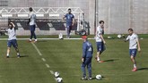 FOTO: Bayern Munchen Berlatih di Tengah Pandemi Virus Corona Bayern Munchen kembali berlatih meski Bundesliga Jerman disetop sementara untuk menekan penyebaran pandemi virus corona.