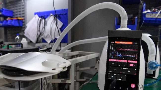 Proses Intubasi Pasien Keterbatasan ruang ICU membuat dokter Amelia RSUD Kota Depok, kerap dihadapkan pada pilihan pasien Covid-19 mana yang harus didulukan mendapat perawatan.