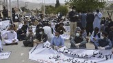 Penangkapan ini dilakukan setelah lebih dari 100 dokter dan tim medis menggelar aksi protes di dekat rumah sakit pusat hingga ke kediaman menteri kesehatan di Quetta, Pakistan. (Banaras KHAN/AFP)