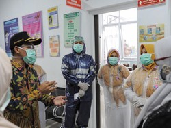 APD Terbatas, Petugas Medis Puskesmas di Banda Aceh Pakai Jas Hujan