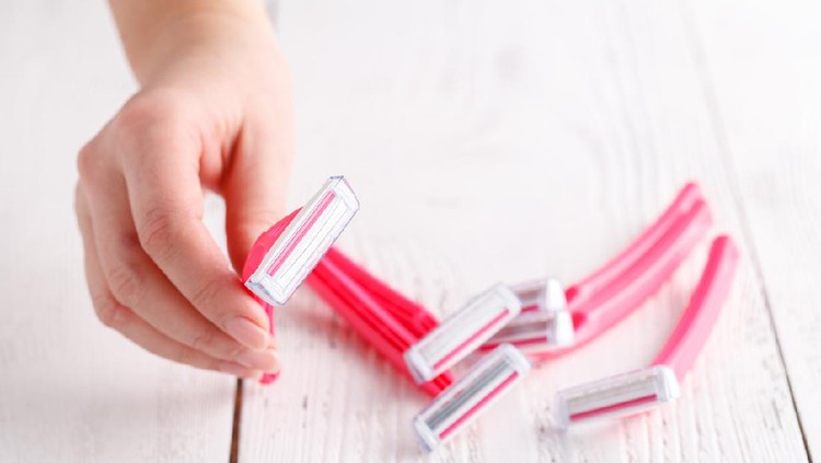 cukur bulu ketiak Pink female razors in hands on the white background. Set of razors on white background. Pink women's disposable razors