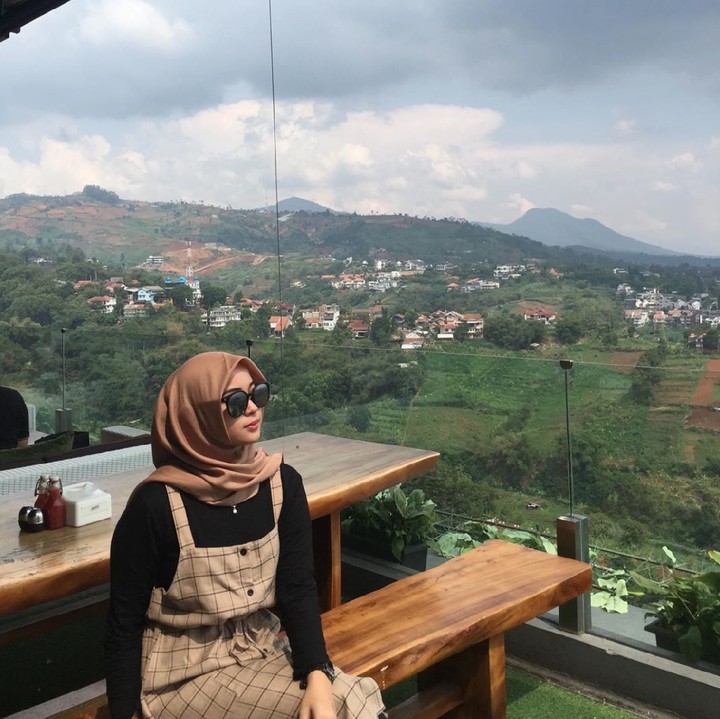 <p>Potret Salsabillih saat menikmati pemandangan alam dari ketinggian. (Foto: Instagram @salsabillih06)</p>
