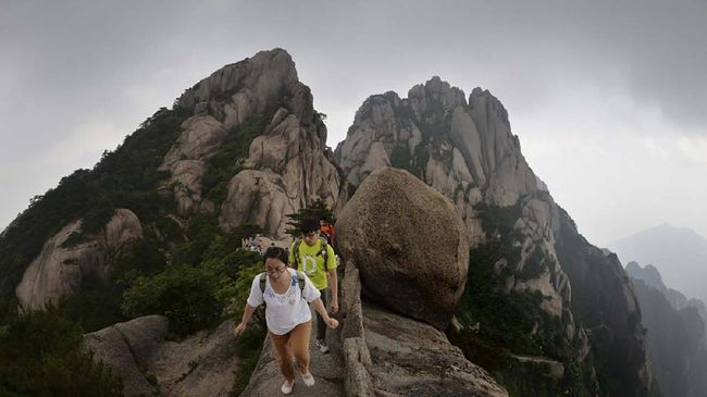 Akhir pekan kemarin, sejumlah objek wisata di China kembali ramai pengunjung. Ahli kesehatan memperingatkan pandemi belum berakhir.