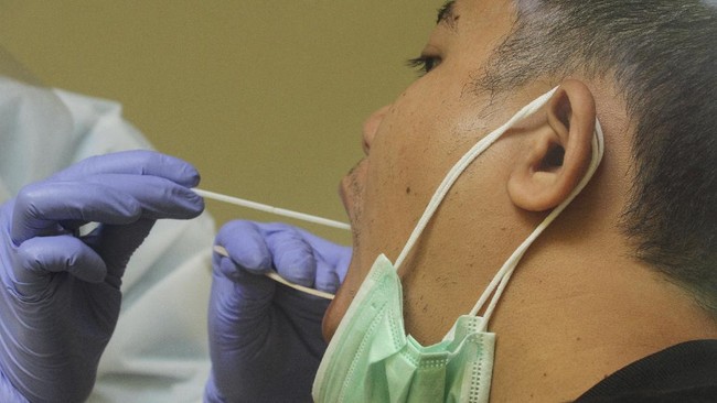 Petugas medis memeriksa pasien dengan SWAB Test di Cimanggis, Depok, Jawa Barat, Minggu (8/4/2020). Tes dengan sistem tersebut dilakukan guna mempersempit penyebaran COVID-19 di wilayah Depok dan sekitarnya. ANTARA FOTO/Asprilla Dwi Adha/aww.