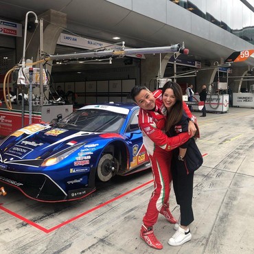 Go Public, Julie Estelle Pamer Foto Dipeluk Pacar