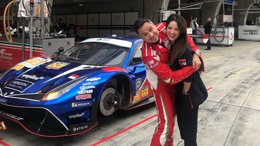 img-title Go Public, Julie Estelle Pamer Foto Dipeluk Pacar