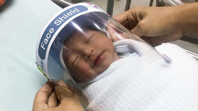 Di masa pandemi corona, bayi-bayi yang baru lahir dipakaikan pelindung wajah mini. Bukan saja terlindungi, bayi-bayi ini juga terlihat semakin menggemaskan.