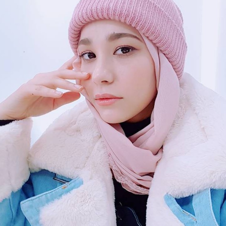 <p>Penampilan yang kalem dengan hijab dan topi kupluk pink. (Foto: Instagram @kimmiso1194)</p>