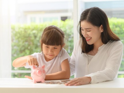 Jangan Dipakai Diam-diam, Ajarkan Anak Menabung Saat Dapat Hadiah Uang