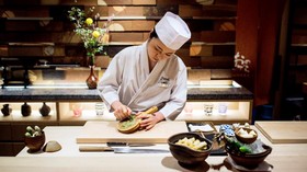FOTO: Perjuangan Menjadi Koki Sushi Wanita di Jepang