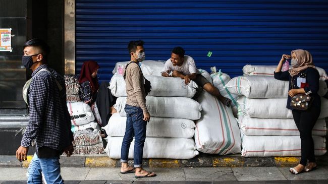Ekonomi Indonesia di Tengah Pandemi Pedagang berada di depan Blok A, Pasar Tanah Abang, Jakarta, Senin (6/4/2020). Pemerintah Provinsi DKI Jakarta memperpanjang penutupan sementara Pasar Tanah Abang hingga 19 April 2020 sebagai bentuk pencegahan penyebaran COVID-19. ANTARA FOTO/Rivan Awal Lingga/hp.